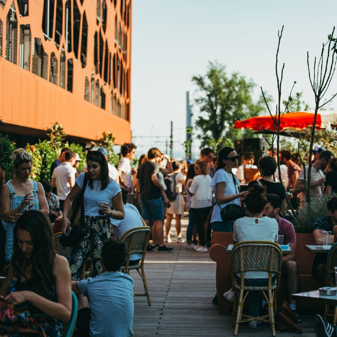 MOB HOTEL Lyon - La place du village