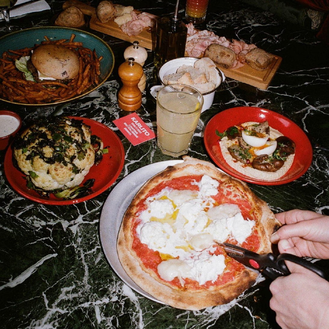 MOB HOTEL Lyon - Des pizzas