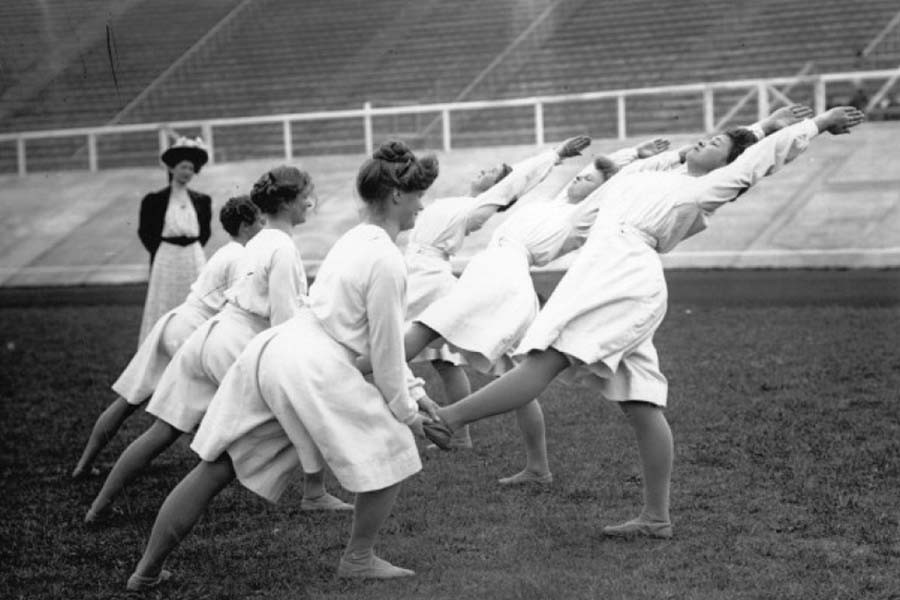 YOGA DE LA FEMME YOGA DE LA FEMME