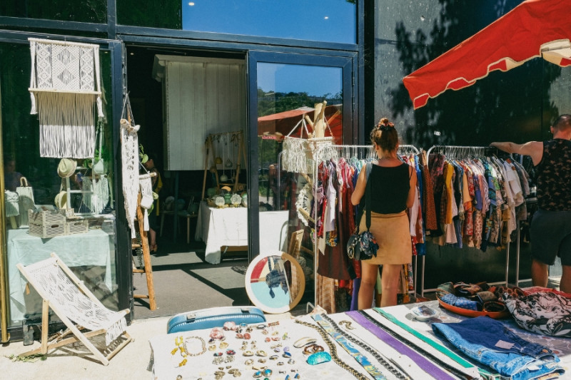 Vintage clothing market Vintage clothing market